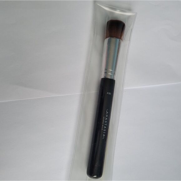 Anastasia Beverly Hills A30 Pro Brush Domed Kabuki Brush - Picture 1 of 6